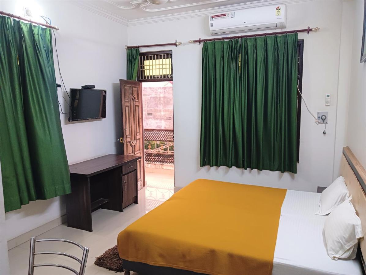 Varuna Palace-Fully Vaccinated Staff Varanasi Exterior foto