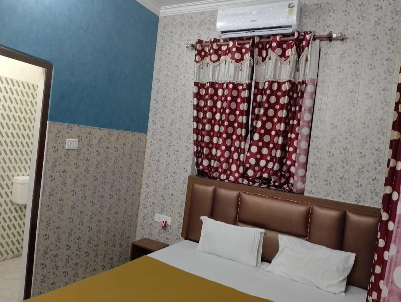 Varuna Palace-Fully Vaccinated Staff Varanasi Exterior foto