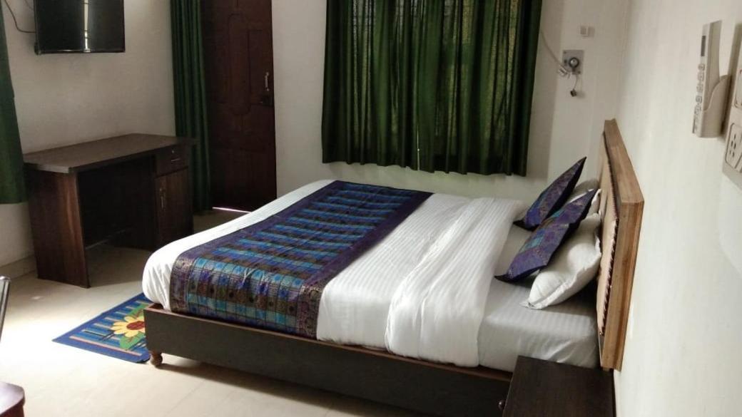 Varuna Palace-Fully Vaccinated Staff Varanasi Exterior foto